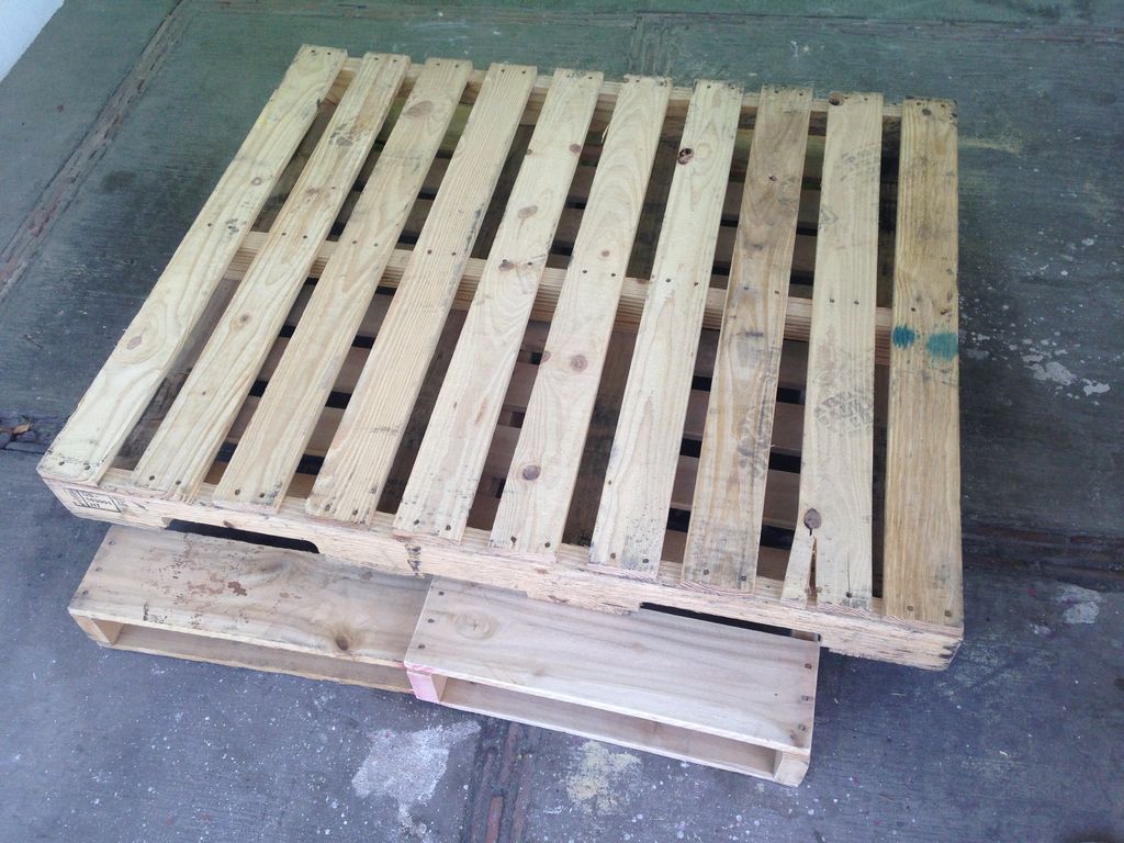 How to Make a Simple Pallet Chair! - grandgoldman.com
