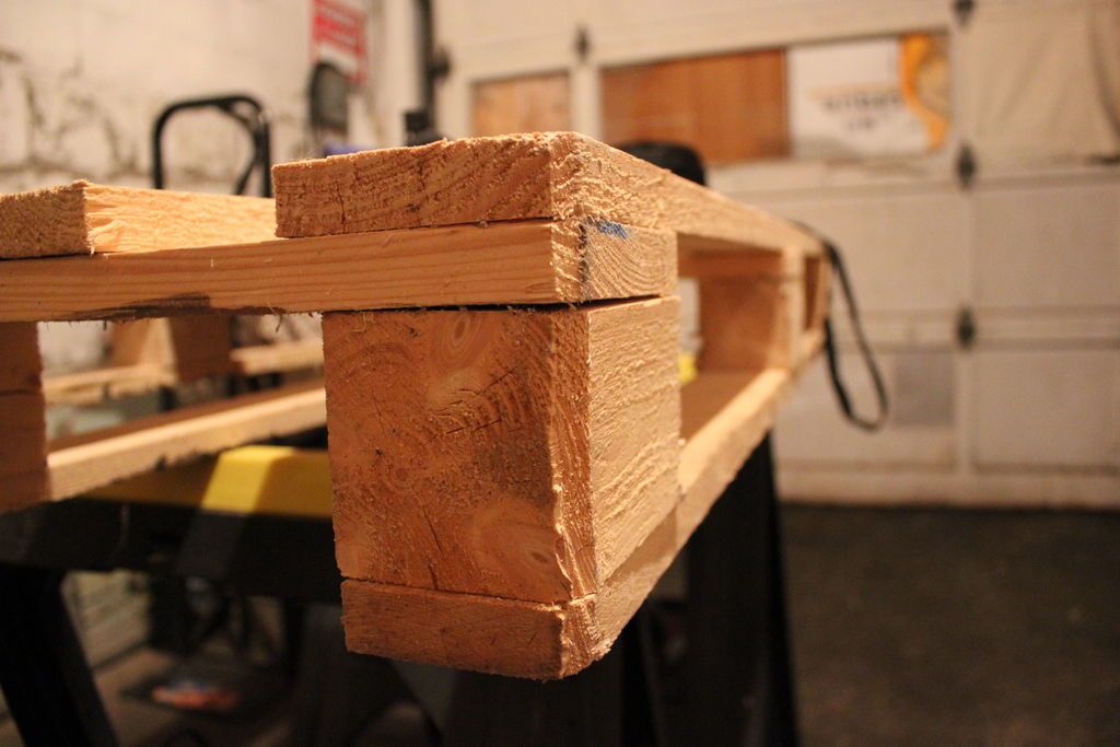 How to Prepare and Make a Vintage Coffee Table with a Pallet! - grandgoldman.com