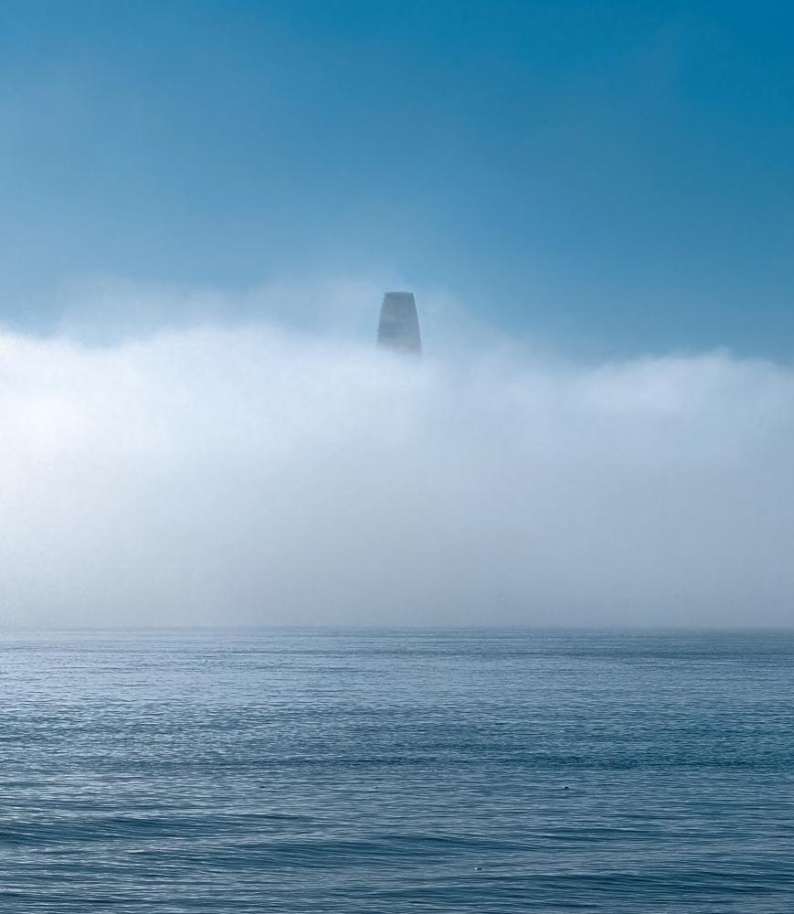 Derek Zhao's Best Phone Picture: Fog Creates Salesforce Tower Monolith