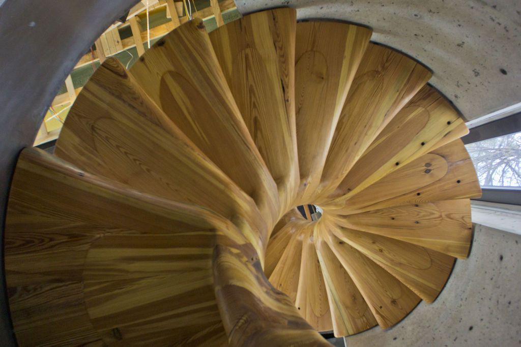 Spiral Staircase with a Ton of Curves! - grandgoldman.com
