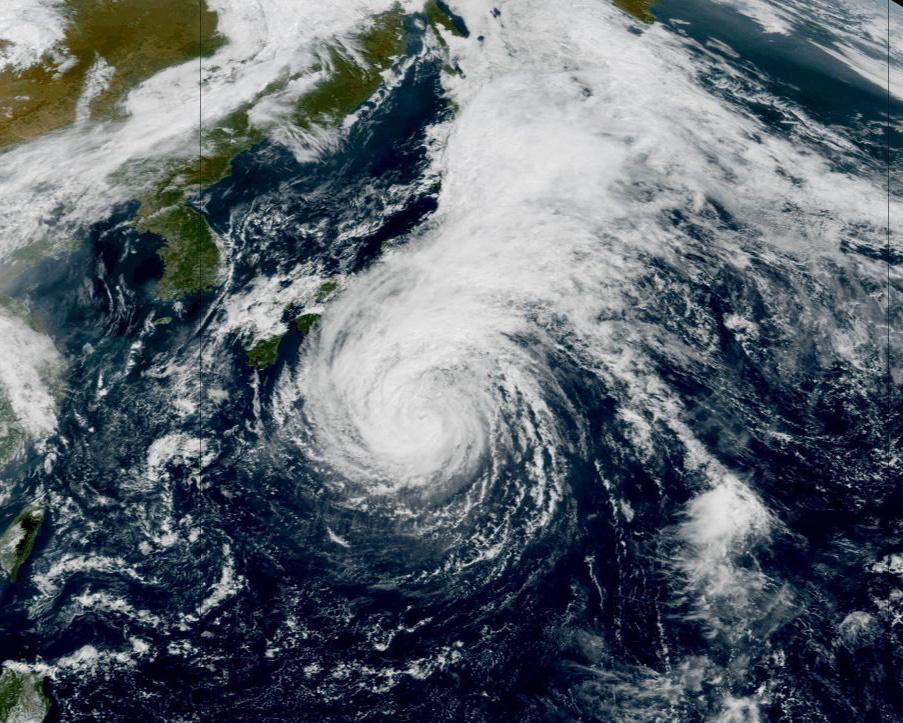 Typhoon Dujuan Threatens Japan: Izu Islands Evacuation Alert