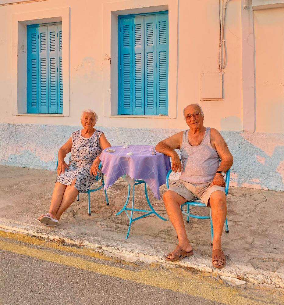 Elderly Couple Photo Captures Silent Tranquillity in Greece
