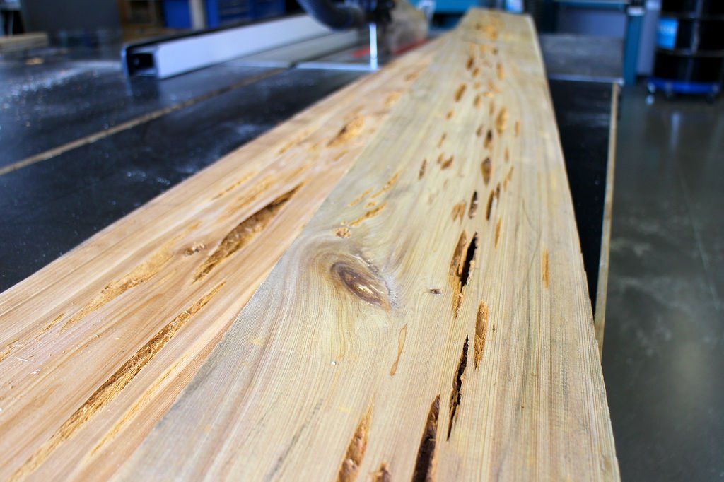 Beautiful Bright Table! - grandgoldman.com