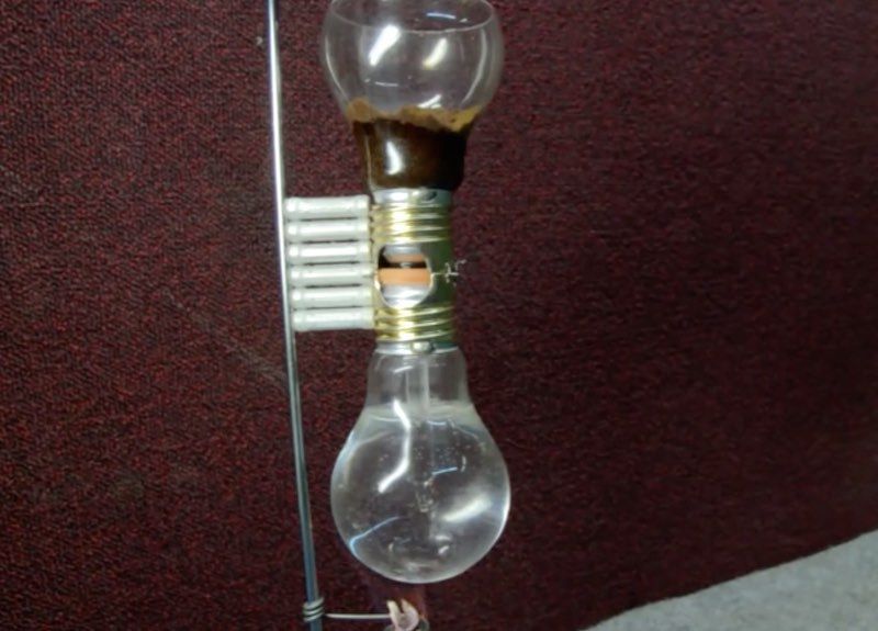 Build a coffee maker with two light bulbs - grandgoldman.com