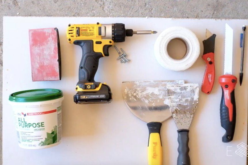 An effective way to cover large holes in drywall! - grandgoldman.com