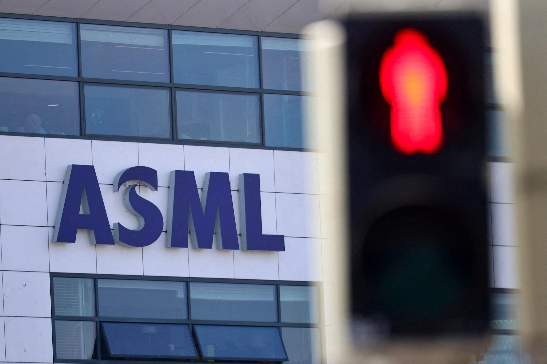 ASML Shares Fall as US Eyes Tighter China Semiconductor Export Rules - grandgoldman.com