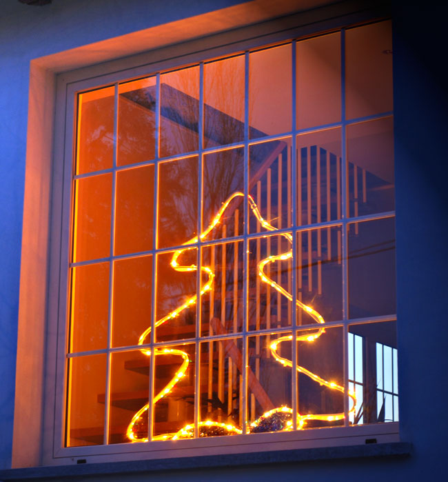 DIY Luminous Christmas Tree: A Festive Window Decoration