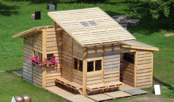 Make your pallet house using basic tools - grandgoldman.com