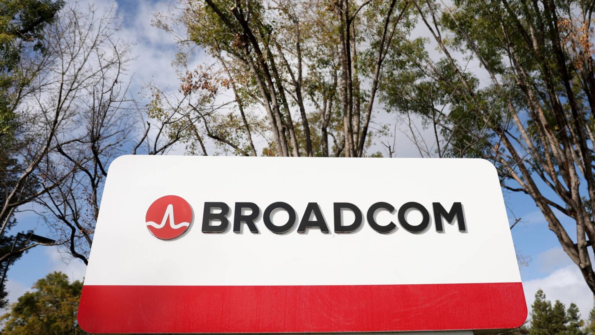 Broadcom Secures Expanded AI Chip Deals With Google and Anthropic - grandgoldman.com
