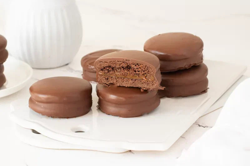 Chocolate Alfajores Recipe (Argentinian Dulce de Leche Cookies) - grandgoldman.com