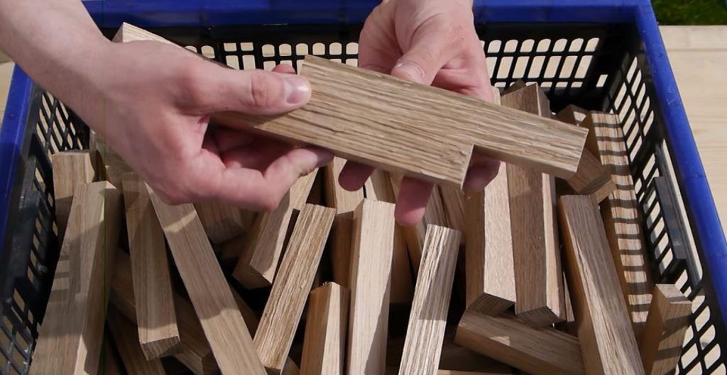 Learn how to make an incredible wall lamp with pallets - grandgoldman.com