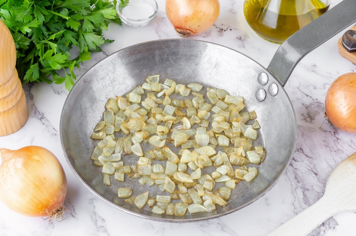 Cebolla Pochada Recipe: The Soft Sweet Onion Base