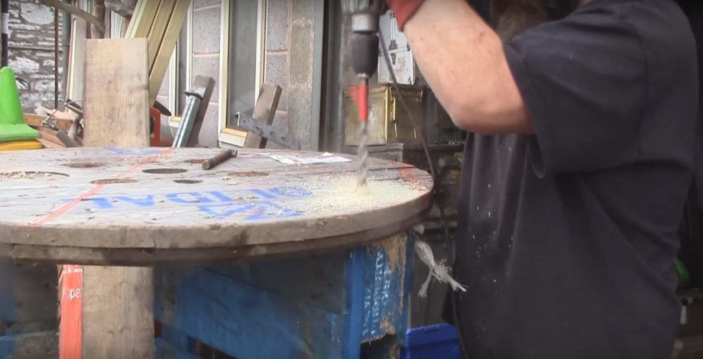 Reuse the wood from pallets to make a comfortable bench - grandgoldman.com