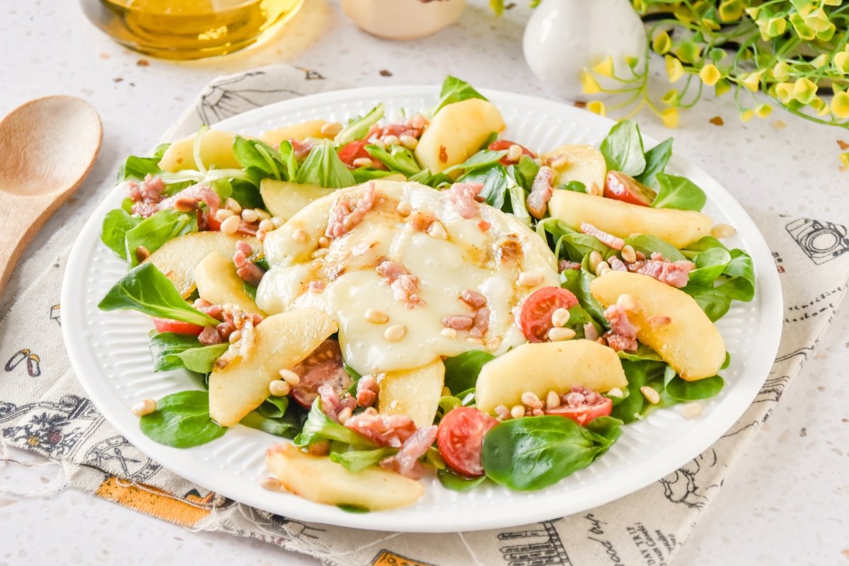 Warm Goat Cheese Salad Recipe: Easy Spanish Starter