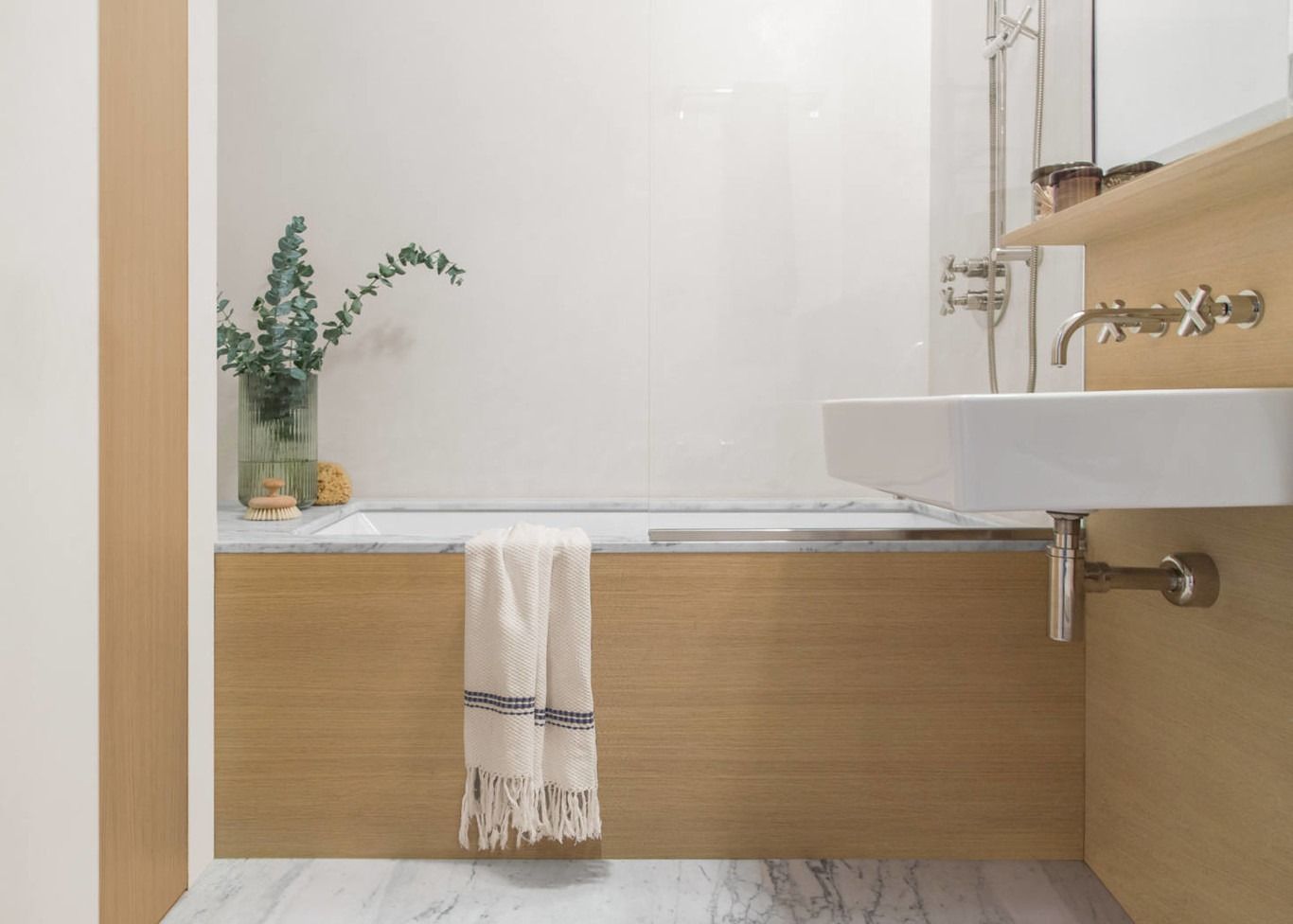 Apply a wood and marble design in your bathroom and obtain a timeless finish - grandgoldman.com