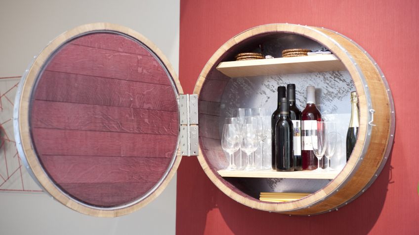 Recycle a barrel and make a wall bar cabinet - grandgoldman.com