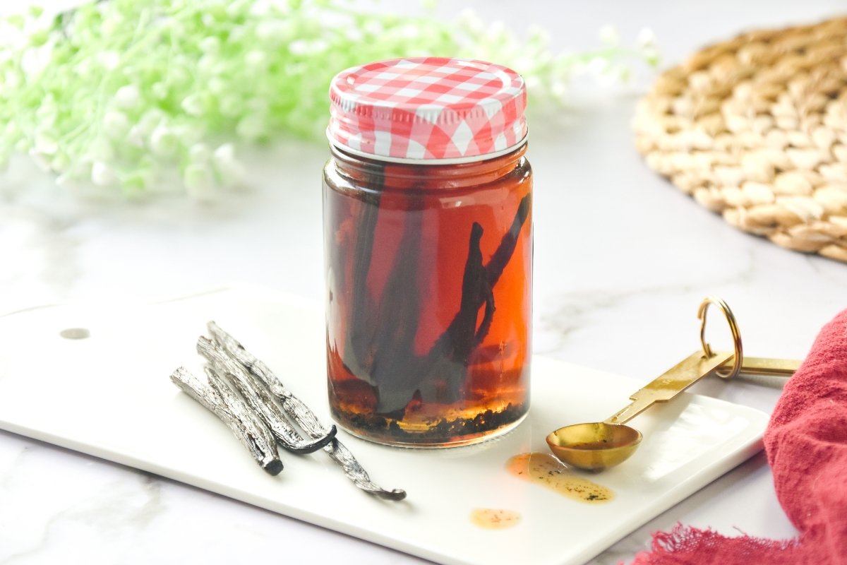Homemade Vanilla Extract Recipe: Easy 2-Ingredient Pantry Staple