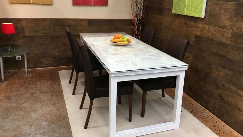 Recycle a wooden door and make a table with it - grandgoldman.com