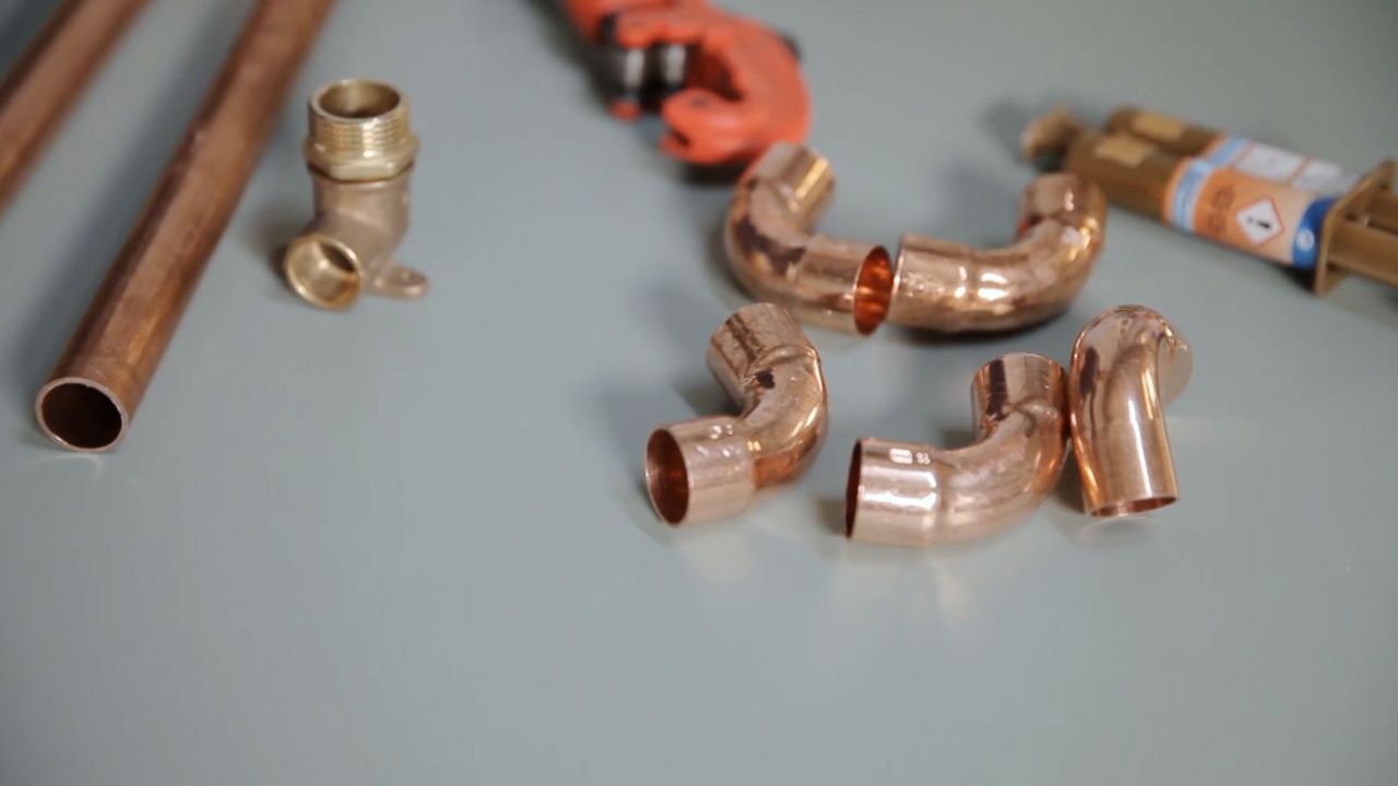 Take advantage of your leftover copper pipes and make a bathroom towel rack - grandgoldman.com