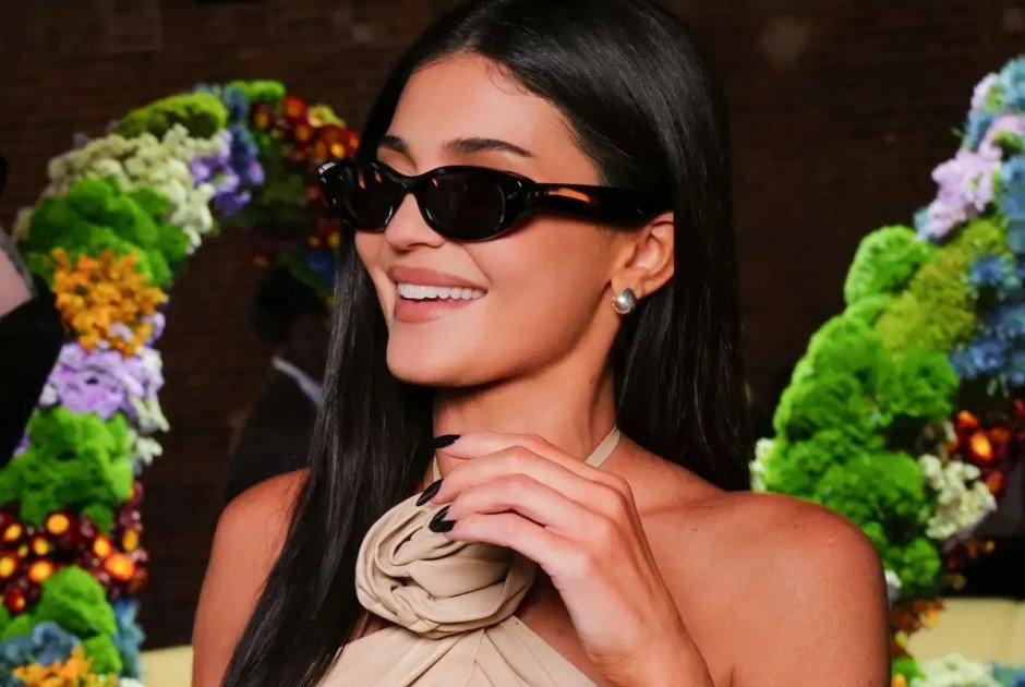 Meta: Launches AI Sunglasses That Will Hear Kylie Jenner Talk To You