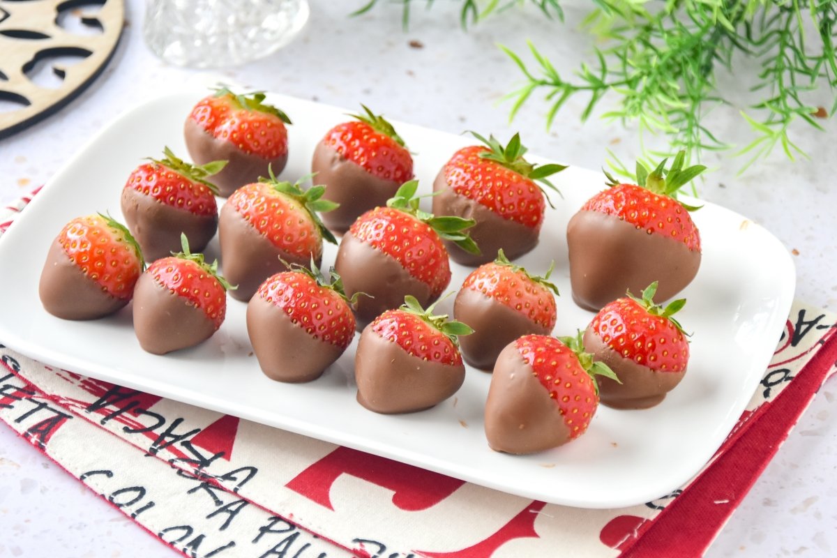 Chocolate-Dipped Strawberries Recipe: Easy Sweet Treat