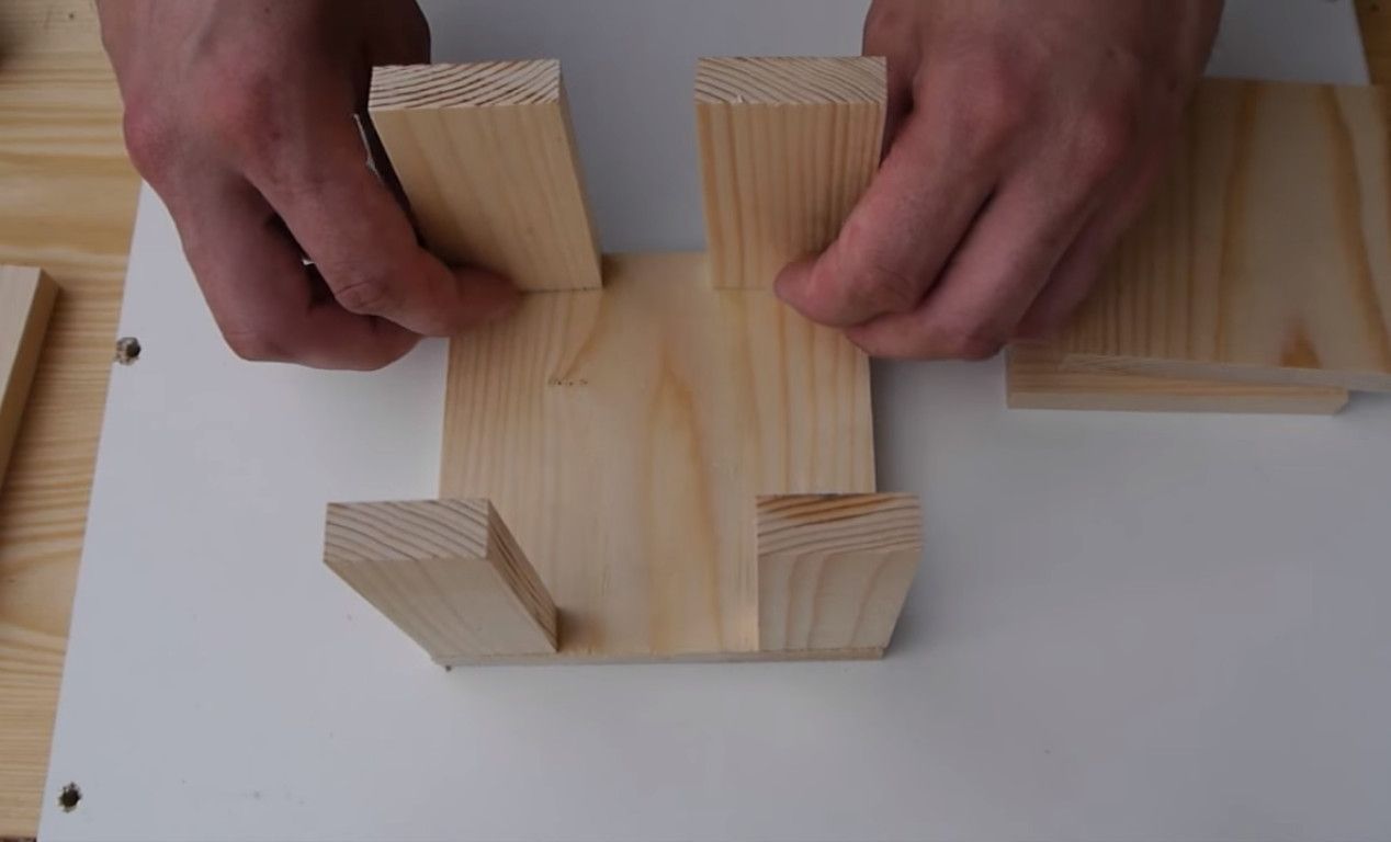 Original clock that you can make with scraps of wood - grandgoldman.com