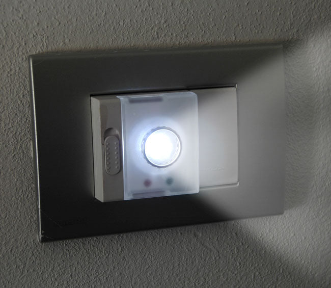 How to Install Emergency Lights in Home Outlets