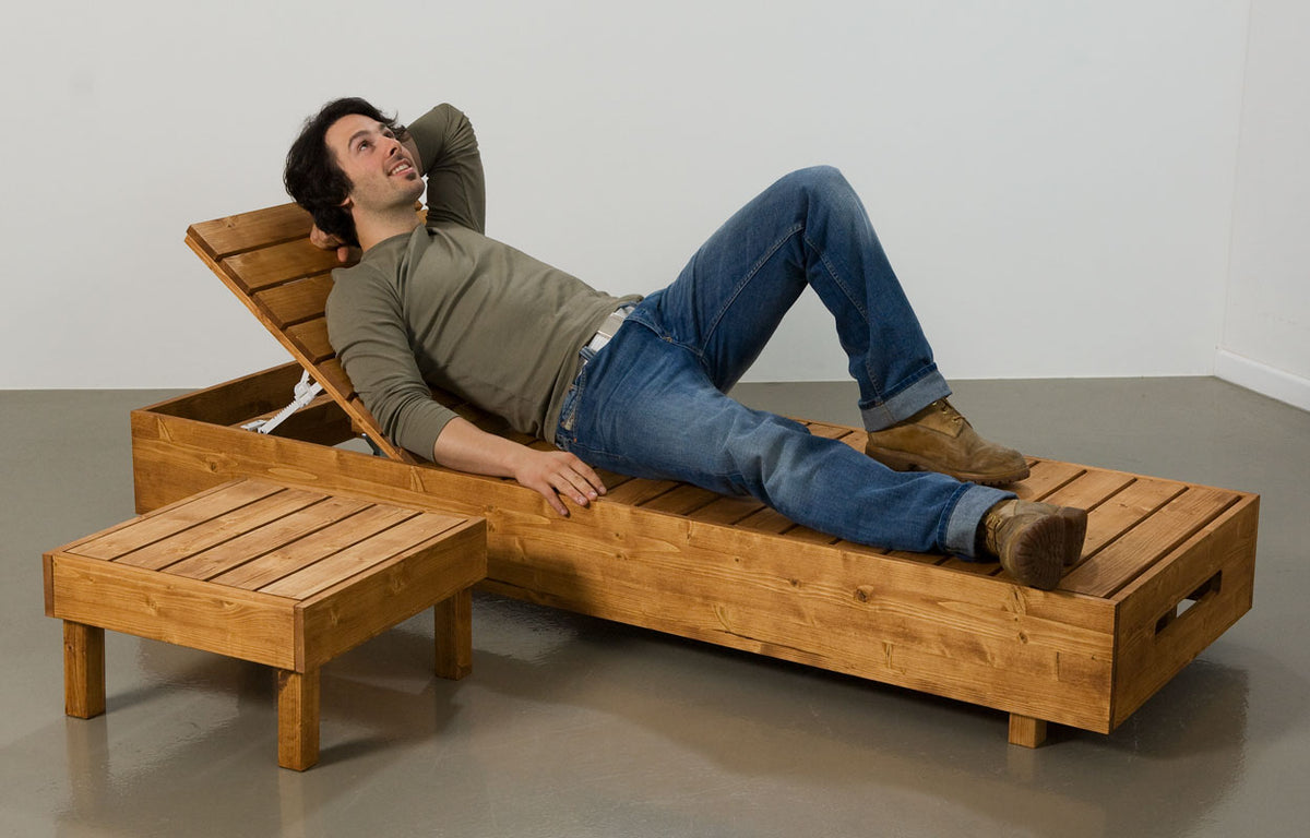 DIY Outdoor Daybed with Attached Side Table – Easy Pallet Project