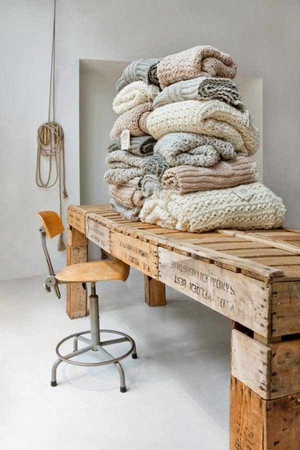 Ideas with pallets to turn old furniture into something ingenious - grandgoldman.com