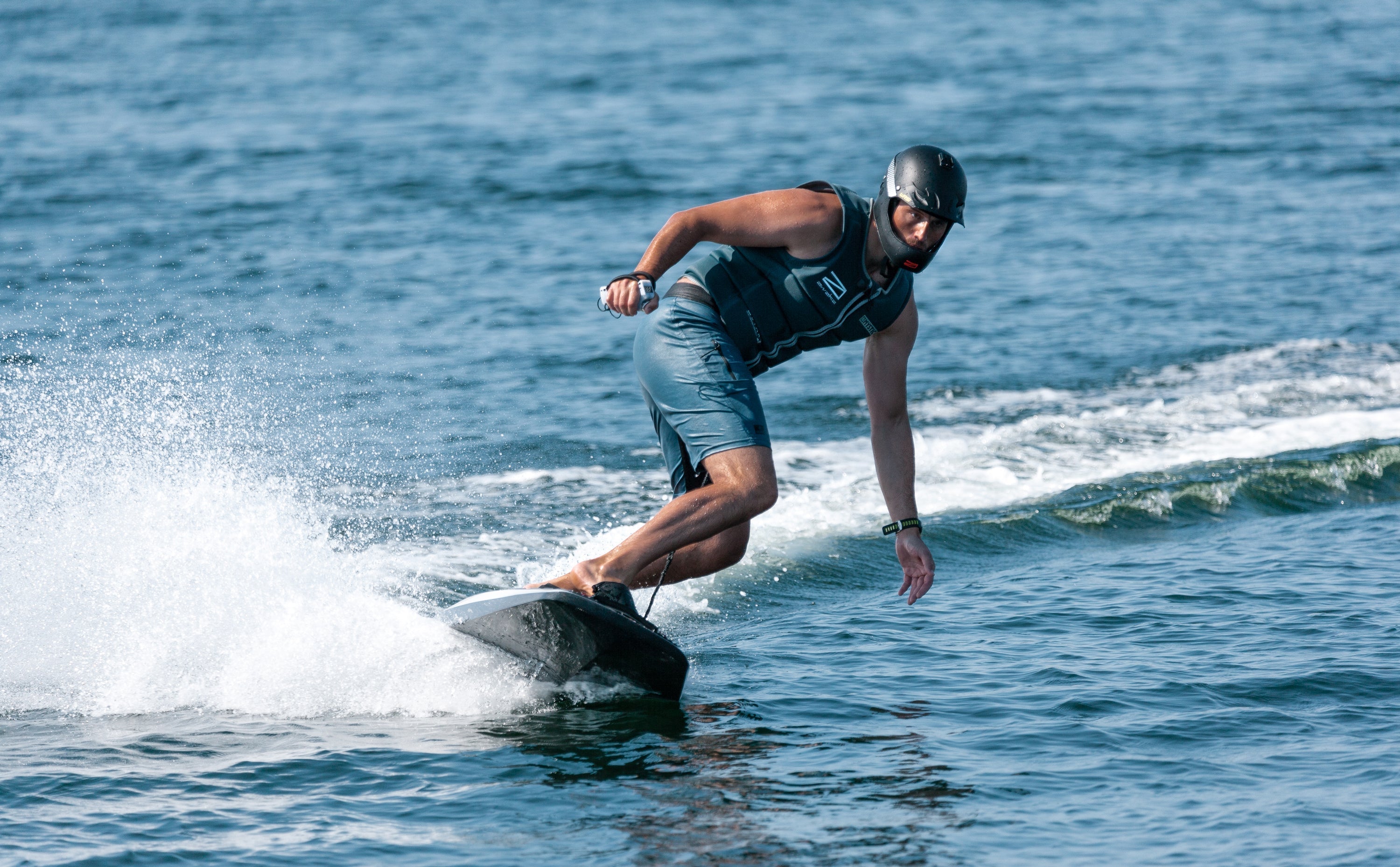 Electric Wakeboards Are the Wildest Water Trend Yet - grandgoldman.com