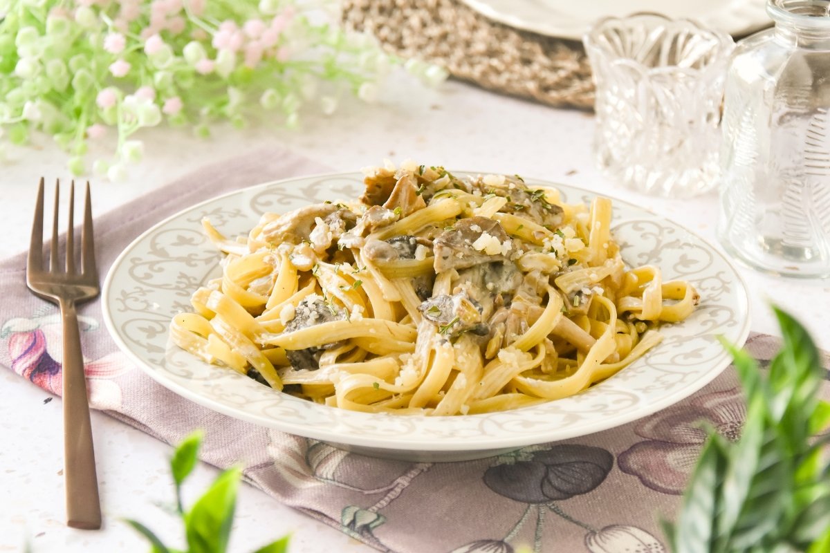 Creamy Mushroom Pasta: Easy 20 Minute One-Pan Dinner
(52 characters)