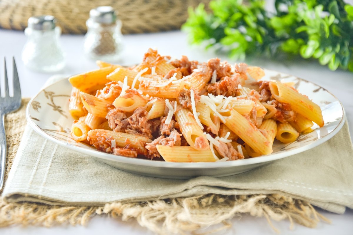 Microwave Pasta: Quick 20 Minute Creamy Tuna Dinner  
(54 characters)