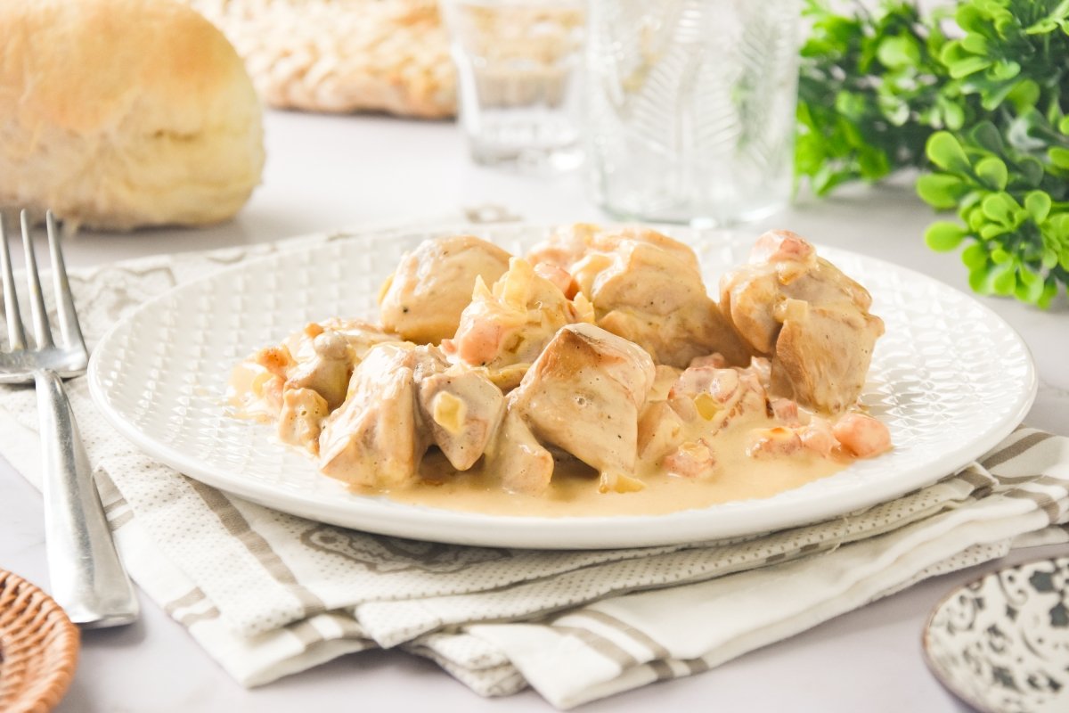 Pollo con salsa de nata with bacon and onion Recipe, Step by Step