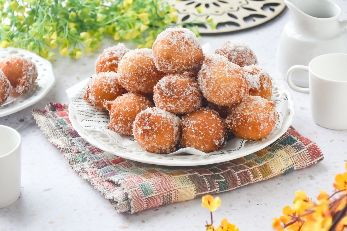 Quarkinis: Fluffy German Quark Fritters for Carnival

(51 characters)