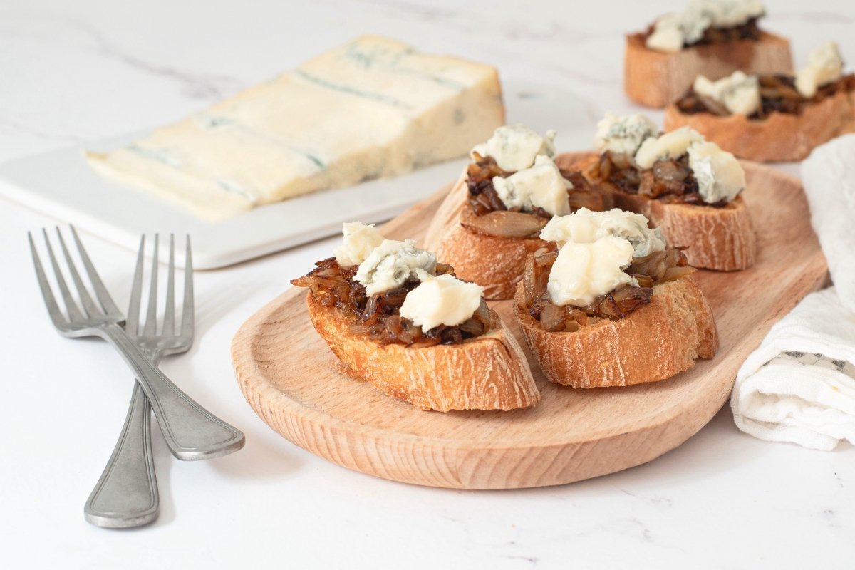 Gorgonzola and Caramelized Onion Toast: Easy Gourmet Tapa