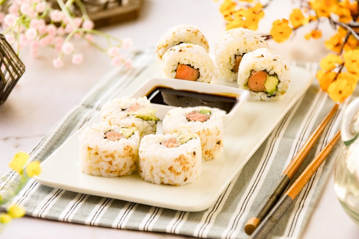 Uramaki Recipe: Homemade Sushi with Salmon and Avocado