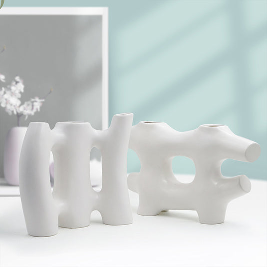 Vase à fleurs irrégulier en céramique blanche nordique
