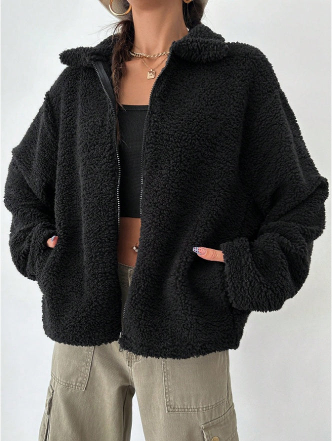 Damejakke med almindelig pasform i teddyfleece og sænket skulder