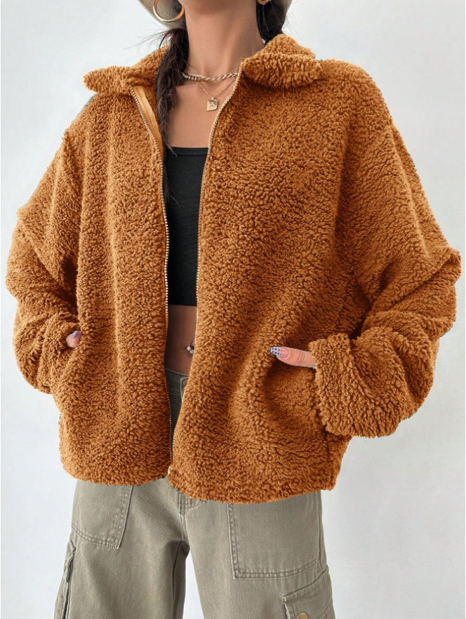 Damejakke med almindelig pasform i teddyfleece og sænket skulder