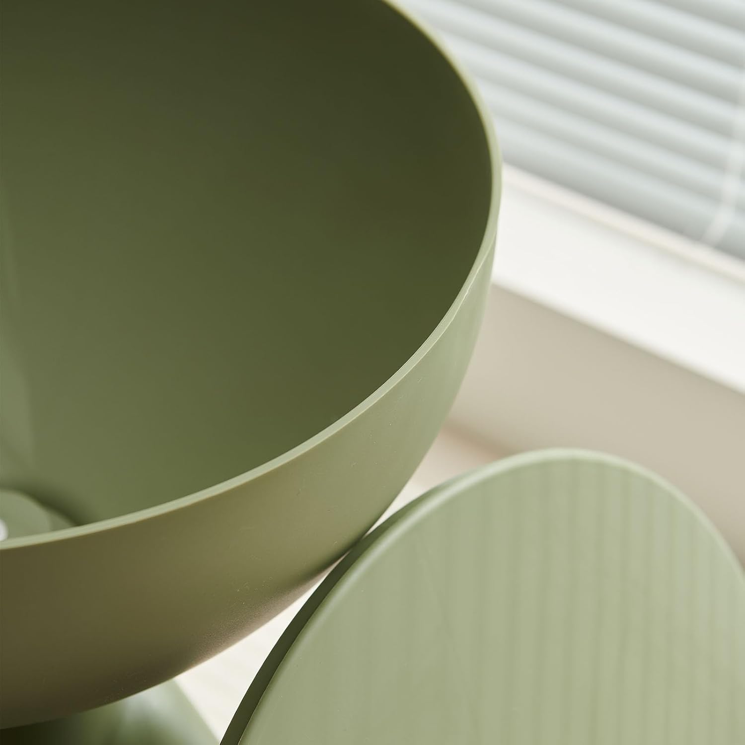 Side Table, Circle Coffee Table, Nightstand, Small End Table Accent Living Room Bedroom Balcony Office, Bedside Home Decor for Living Room, Bedroom, Small Spaces, Easy Assembly (Green)