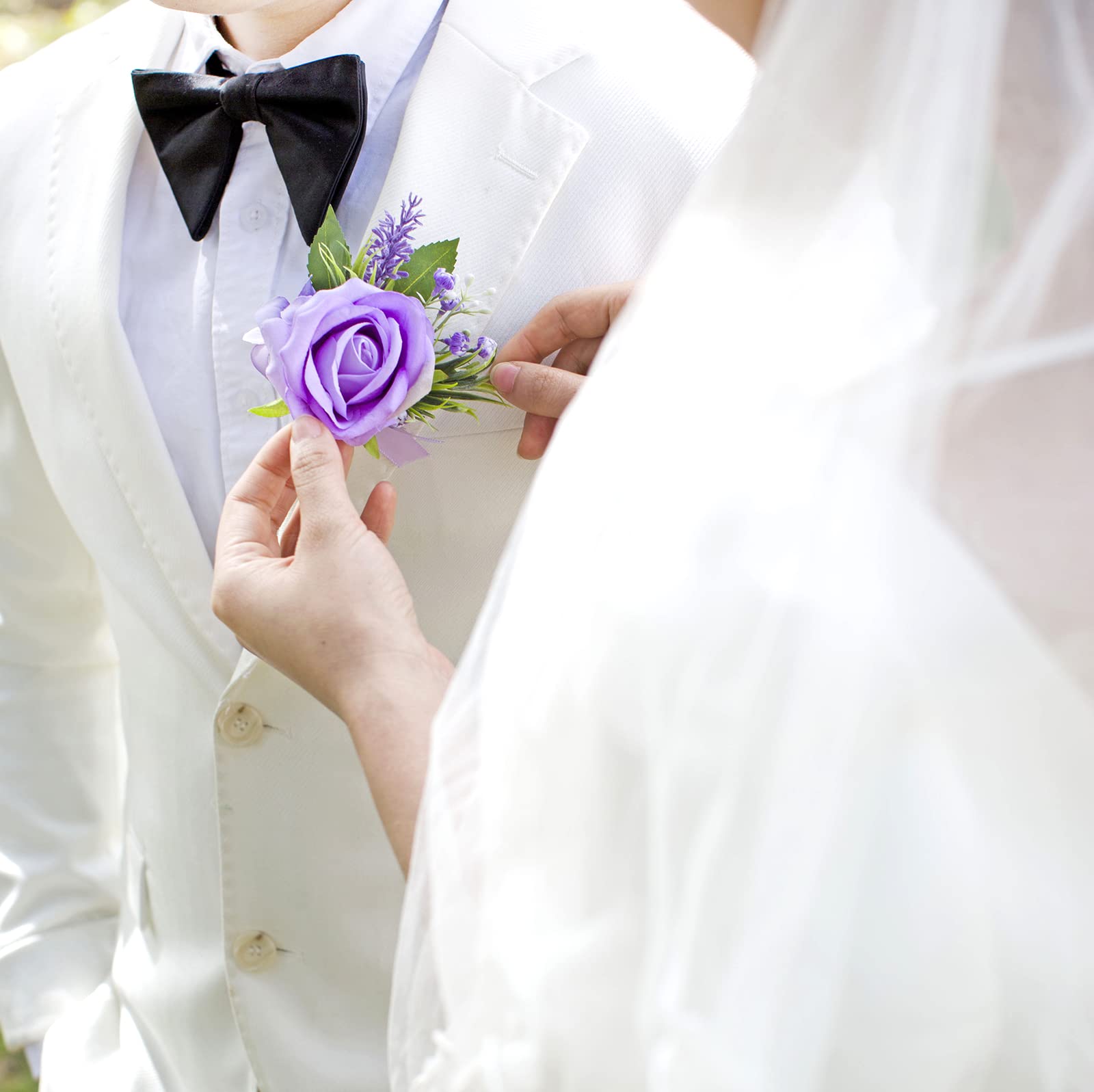 Floinla lilla corsage- og boutonnièresæt til bryllup og prom, kunstige blomster armbåndscorsager, hjemkomstcorsage armbånd, boutonnière til mænds bryllupsjakkesæt dekorationer