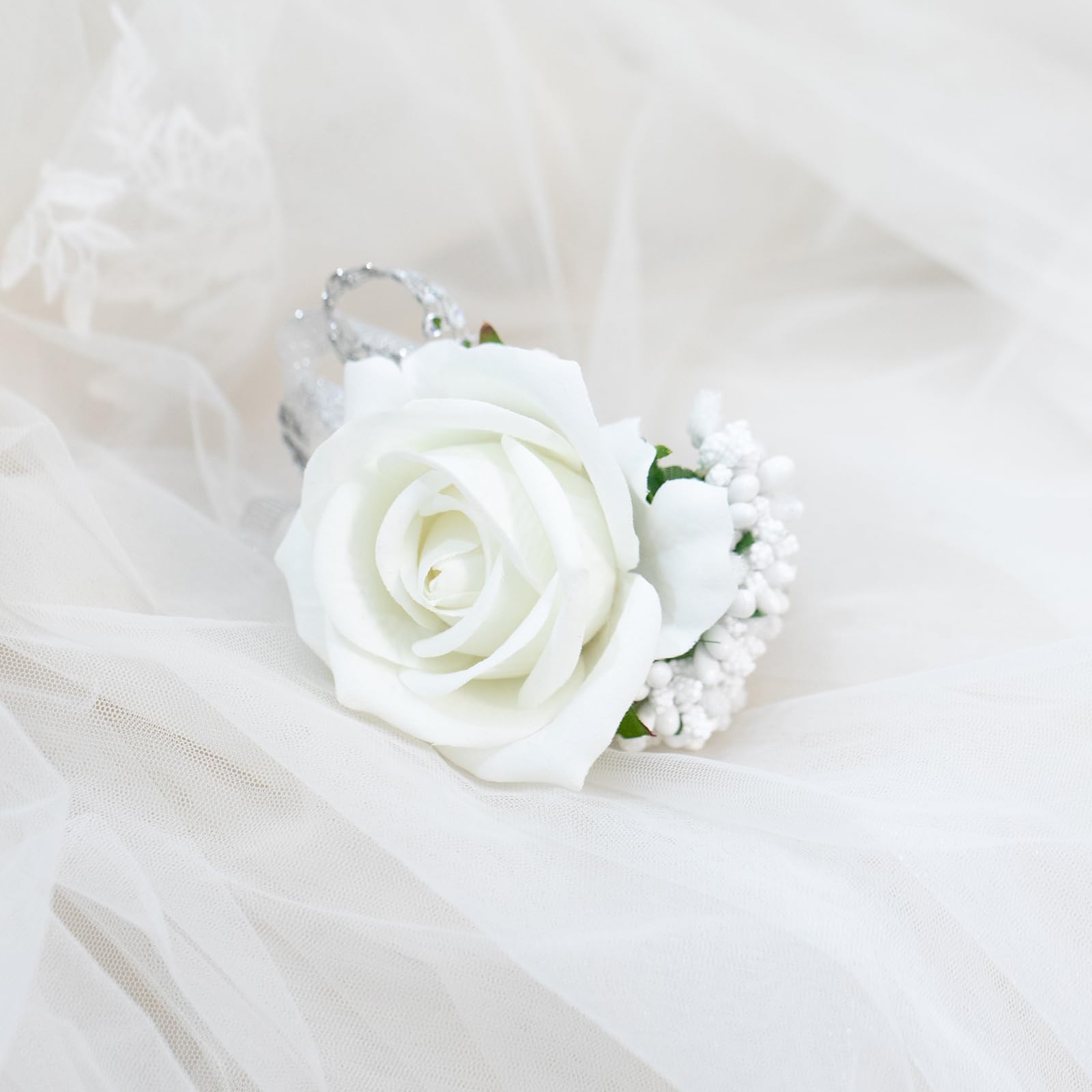 ست 2 عددی گل رز سفید و گل سینه، بند مچ دست گل برای تزئینات جشن فارغ‌التحصیلی، گل سینه مصنوعی برای آقایان، لوازم جانبی گل لباس مهمانی عروسی