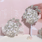 ست مچ‌بند وانلیان با مروارید و نگین، ست گل سینه و گل یقه برای عروسی، مهمانی فارغ‌التحصیلی، مهمانی (نقره‌ای سفید، ۲ قطعه)