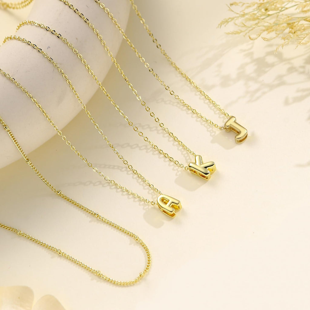 Bubble Letter Halskette Gold Schicht Initial Halsketten für Frauen 14K Gold überzogene Anhänger Halsketten Kleine Zarte Choker Halskette Süße Halskette Stapel Teen Geschenk Trendige Sachen Personalisierte Schmuckgeschenke