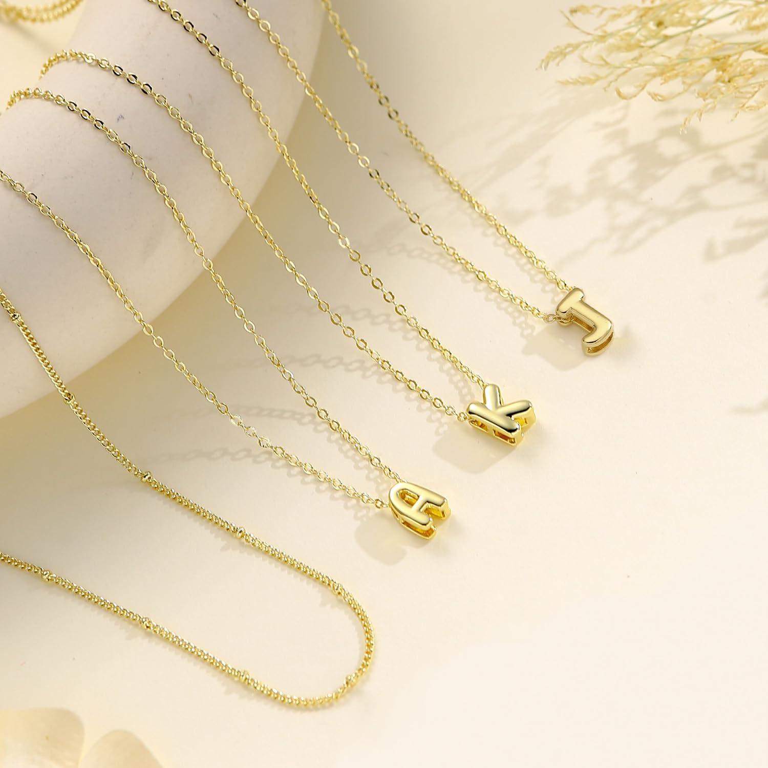 Bubble Letter Halskette Gold Schicht Initial Halsketten für Frauen 14K Gold überzogene Anhänger Halsketten Kleine Zarte Choker Halskette Süße Halskette Stapel Teen Geschenk Trendige Sachen Personalisierte Schmuckgeschenke