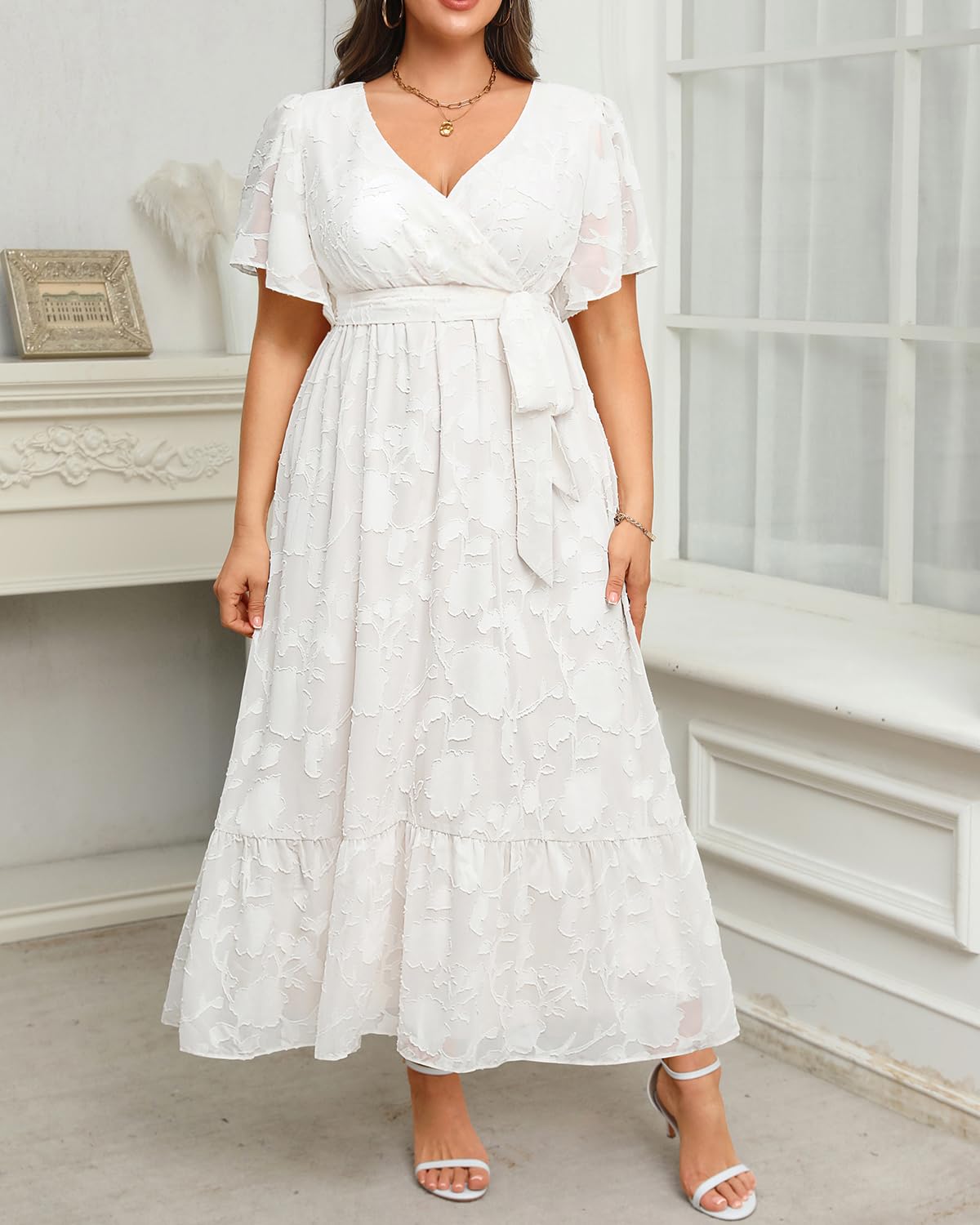 پیراهن سفید سایز بزرگ برای زنان با فرم بدن پر ۲۰۲۵ ماکسی پیچیده یقه هفت آستین پرچین گیپور گلدار تابستانی بلند با کمربند