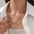 Rhinelife Buchstaben-Halskette mit Blasen-Initialanhänger für Frauen Niedliche Alphabet 14K vergoldetes Design Ballon Puffiger Name Personalisierter Schmuck für Teenager (A)