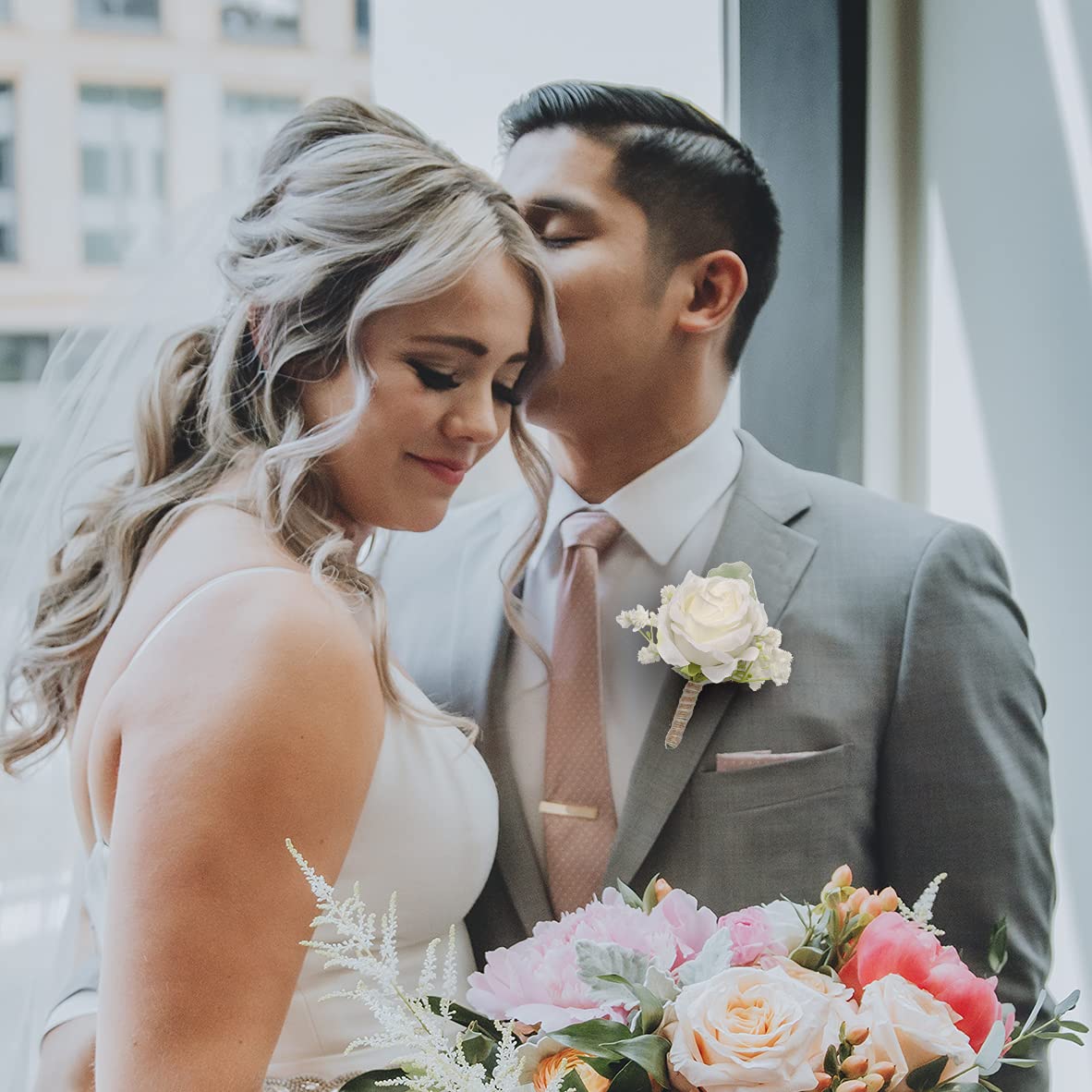 ست گل سینه و گل مچ دست YSUCAU، گل رز عاجی برای گل سینه، دستبند گل مچ دست برای جشن فارغ‌التحصیلی، گل مچ دست برای بازگشت به خانه، گل سینه مردانه برای لوازم جانبی گل عروسی و تزئینات کت جشن فارغ‌التحصیلی