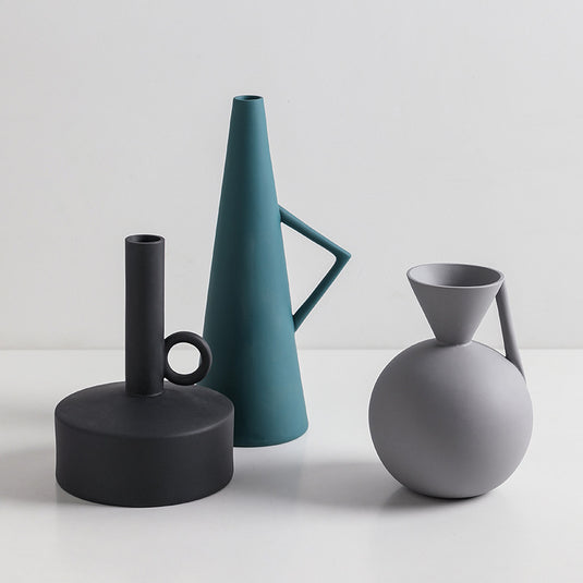 Vase en céramique moderne de forme géométrique, décoration abstraite originale et pointue