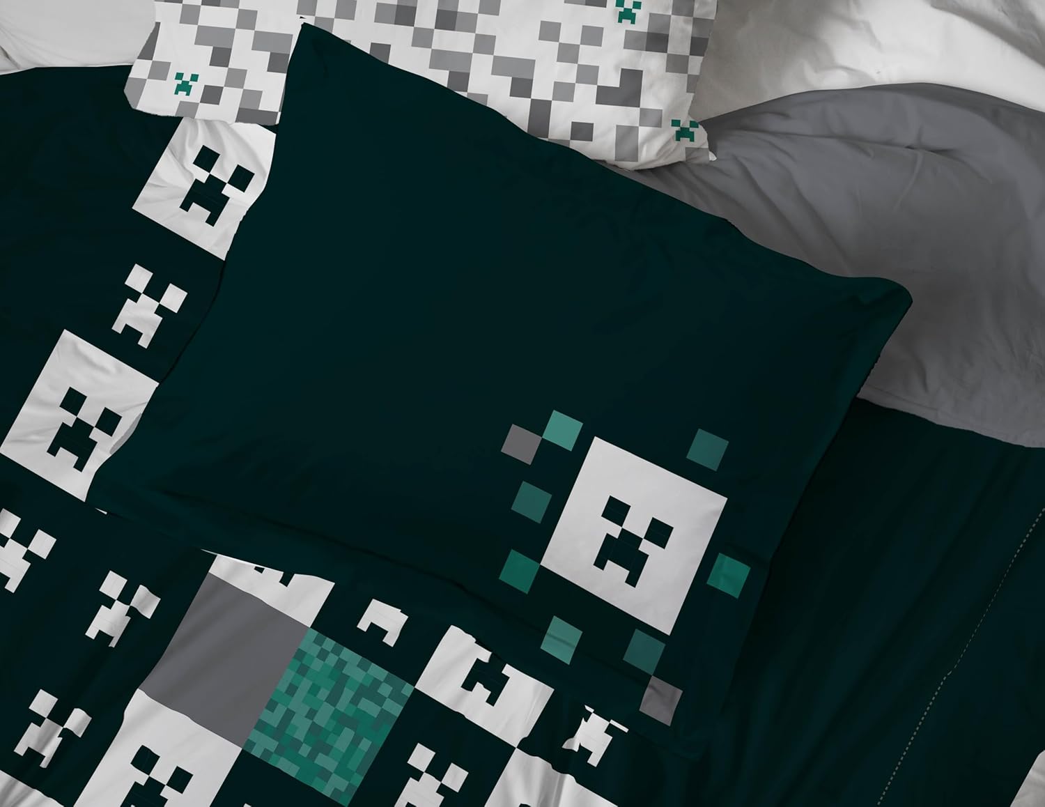 Jay Franco Minecraft Creeper Queen Comforter Set - 7 Piece Gamer Bedding Includes Sheet Set & Pillow Covers - Super Soft Checkered Bedding